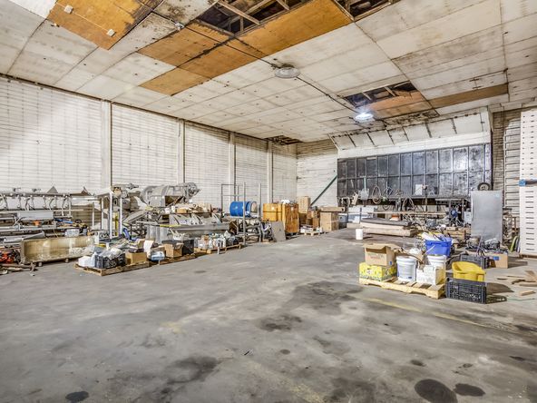 ±86,000 SF High Exposure Industrial Building on 2.42 Acres : 661 L St, Sanger, CA 93657